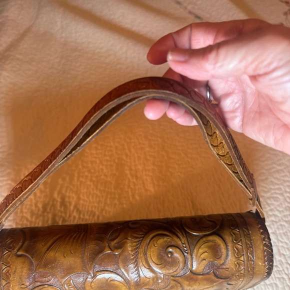 Hand tooled Leather Handbag with adjustable strap - Picture 6 of 14